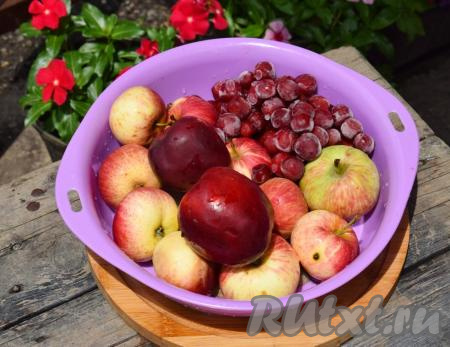 Далее моем фрукты и ягоды.