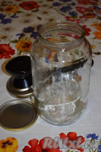 Сначала подготовим банки. На данное количество воды можно взять 2 банки&nbsp;по 2 литра&nbsp;или 4 банки по 1 литру. Я готовила компот и для закатки, и для того, чтобы попить сейчас. Поэтому я подготовила одну&nbsp;двухлитровую банку. Банки вымыть в горячей воде с содой. Крышки прокипятить в воде в течение пары минут.