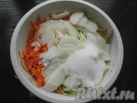 Всыпать соль и сахар, влить уксус и растительное масло.