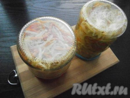 Далее банки закрутить и перевернуть.