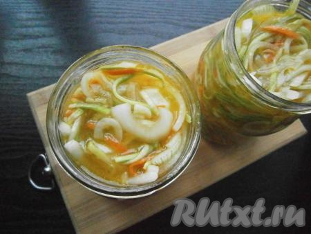 Затем разложить салат поплотнее в простерилизованные баночки.