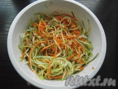 Руками салат хорошо перемешать.