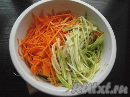 Очищенную сырую морковь тоже натереть на терке для корейской моркови и выложить к натертым кабачкам.