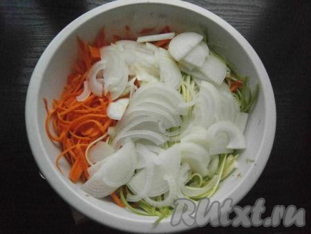Лук очистить, нарезать тонкими полукольцами и добавить к натертым овощам.