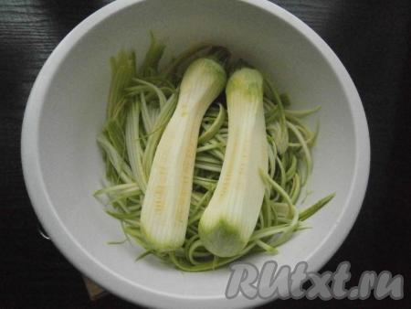 Кабачки вымыть (молодые кабачки можно не очищать от кожуры), натереть их на терке для корейской моркови. Середину с семенами не использовать!