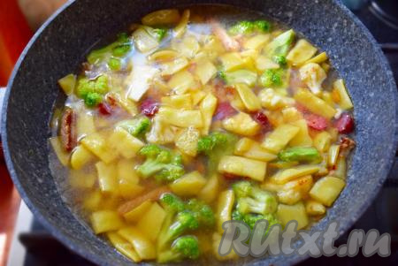 Накрываем сковороду крышкой, доводим до кипения, уменьшаем огонь до минимального и начинаем тушить наш суп&nbsp;"Айнтопф".