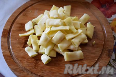 Стручковую фасоль нарезаем на кусочки.