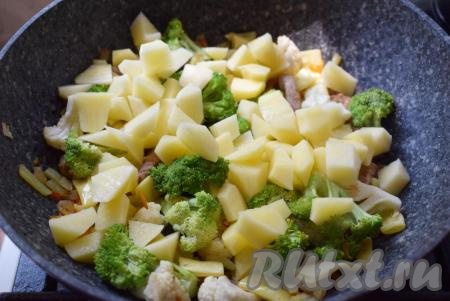 Обжариваем все ингредиенты под крышкой, примерно, 10 минут, не забывая периодически перемешивать. К обжаренным овощам кладем картофель.