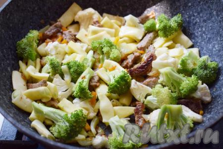 Добавляем в сковороду цветную капусту, брокколи и нарезанную фасоль.