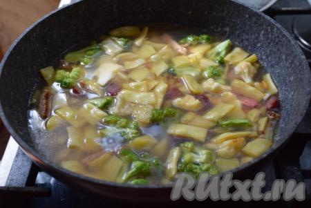 Затем к овощам и мясу добавляем воду (воды должно быть столько, чтобы она покрыла все ингредиенты,&nbsp;примерно, на 1-2 см).