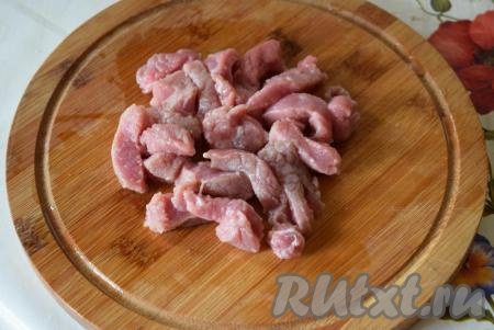 Мясо нарежем на полоски размером 1,5 на 3 см.