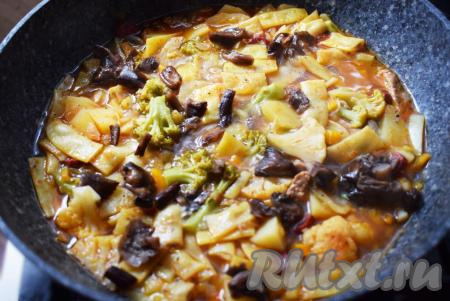 Готовим айнтопф около 10 минут и добавляем грибы.