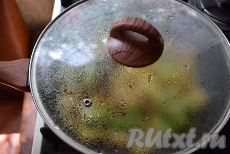 Обжариваем все вместе еще 10-15 минут под&nbsp;крышкой.&nbsp;