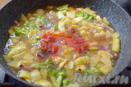 Добавляеме соль, перец и специи.