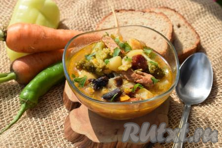 Разливаем наш наваристый суп "Айнтопф" по тарелкам и наслаждаемся его прекрасным вкусом!