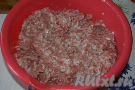 В миску с фаршем добавляем сваренный рис и тщательно перемешиваем.