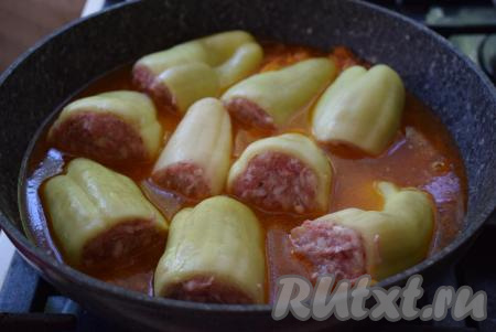 В закипевший соус выкладываем фаршированный перчик. Уровень жидкости должен быть чуть выше середины перца (как на фото).