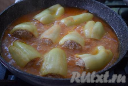 К готовому блюду добавляем чеснок, пропущенный через пресс, и мелко нарезанную зелень.