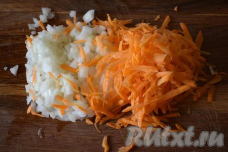 Очищаем морковь и 1 луковицу. Морковку натираем на крупной терке, лук мелко нарезаем.