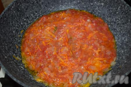 Затем добавляем помидоры и томим на медленном огне под крышкой около 10 минут.