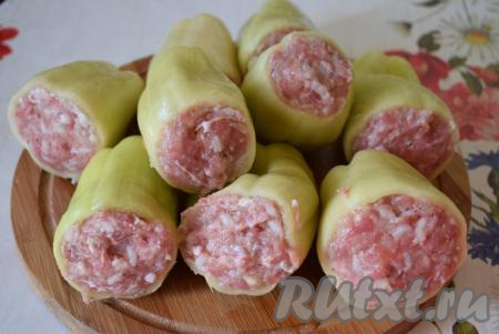 Теперь маленькая хитрость, о которой писала выше: каждый перчик натираем изнутри солью (я натираю чесночной солью) и черным молотым перцем - это позволит перчику пропитаться и просолиться, его стенки станут вкусными, а не пресными, как зачастую бывает. Начиняем наш подготовленный перчик фаршем с рисом, плотно вдавливая начинку вглубь перца.