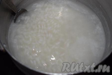 В это время сварим рис, для этого кладём его в кастрюлю, промываем до прозрачности, заливаем чистой водой так, чтобы вода на 2 пальца была выше уровня риса. Ставим рис на огонь и доводим до кипения. С момента закипания уменьшаем огонь, солим и варим рис до готовности (примерно, 10 минут).