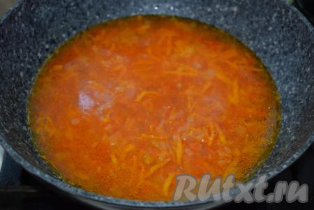 Затем к овощам на сковороде добавляем около двух стаканов воды, подсаливаем по вкусу, кладем специи и доводим до кипения.