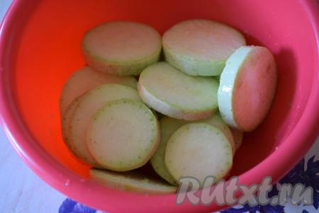 В миску выкладываем кабачки, солим их. Оставляем кабачки просолиться и пустить сок на 5-10 минут.