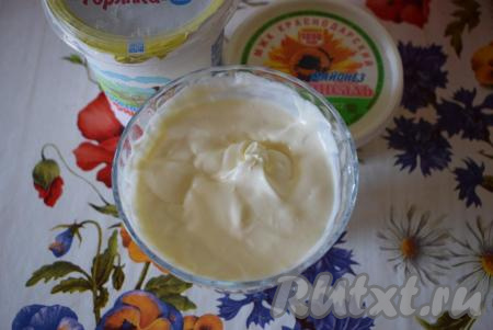 Пока овощи остывают, приготовим сметанно-чесночный соус. Для этого смешиваем сметану и майонез.
