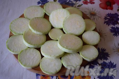 Таким же образом нарежем кабачок (молодой кабачок можно готовить, не очищая от кожуры).