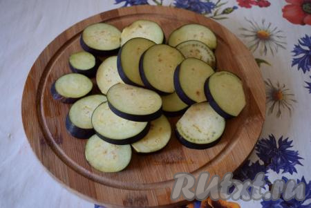 Для приготовления закуски нарежем баклажан на кружочки шириной, примерно, 0,5 см.