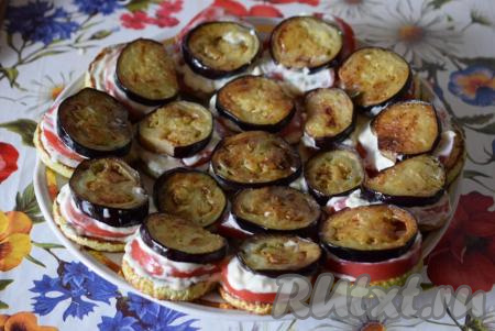 Далее выкладываем кружочки баклажанов.