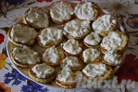 Смазываем кабачки ароматным сметанно-чесночным соусом.