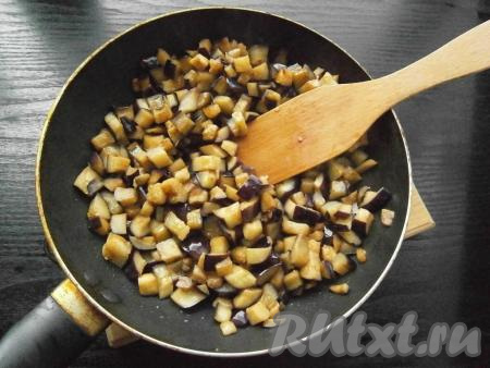 По истечении времени баклажаны отжать и поместить их на сковороду, разогретую с растительным маслом (примерно, 50 мл). Жарить баклажаны на среднем огне, периодически помешивая, около 10 минут. Обжаренные баклажаны переложить в кастрюлю.