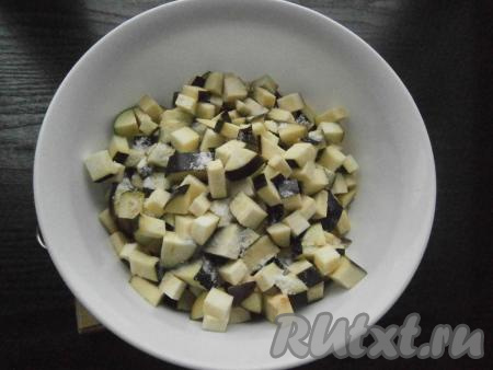 Морковь, чеснок и лук очистить. Из болгарского перца удалить семена и плодоножку. Баклажаны нарезать небольшими кубиками, всыпать немного соли, перемешать и оставить на 30-40 минут.