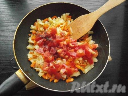 Обжаривать овощи еще минут 5-6 на среднем огне, иногда помешивая, затем добавить к ним нарезанные кубиками помидоры, томатную пасту, посолить и поперчить.&nbsp;