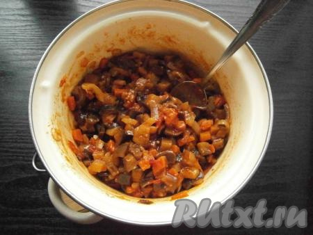 Перемешать овощи, тушить на слабом огне с прикрытой крышкой около 15-20 минут, периодически помешивая. Попробовать соте на соль, если нужно, - досолить.