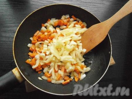 Влить в сковороду немного растительного масла, выложить нарезанные кусочками лук и морковь (по желанию, морковь можно натереть на крупной терке) и обжарить, помешивая, до легкой золотистости лука. Далее добавить нарезанный сладкий болгарский перец, перемешать.