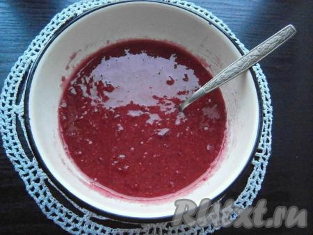 Смесь из малины и сахара приобретет жидковатую консистенцию.