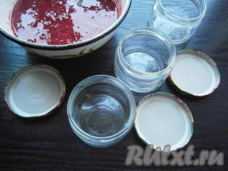 Баночки и крышки простерилизовать, дать им обсохнуть и остыть.