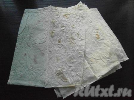 Лаваш разрезать на части размером около 15х20 см.