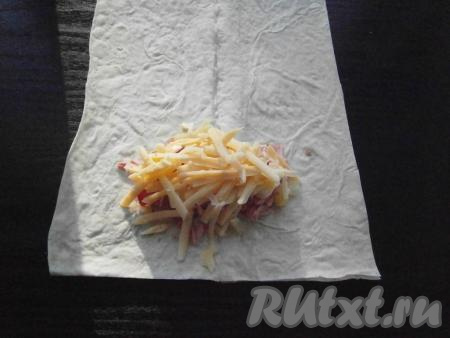 Посыпать тертым сыром.