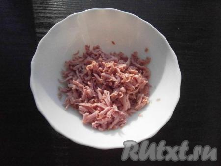 Колбасу натереть на крупной терке.