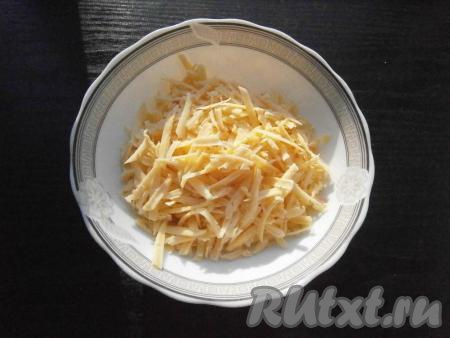 Твердый сыр тоже натереть на крупной терке. Болгарский перец, освободив от семян, нарезать соломкой.
