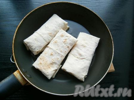 Сковороду разогреть с растительным маслом, выложить конвертики.