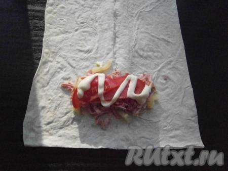 Сверху выложить пару долек свежего помидора, которые чуть посолить, смазать майонезом.