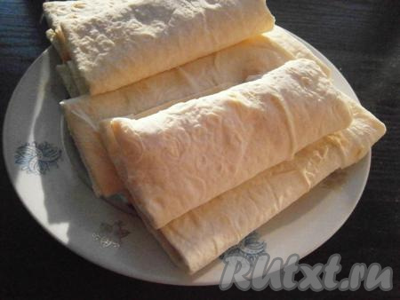 Таким же образом наполнить и свернуть все части лаваша.