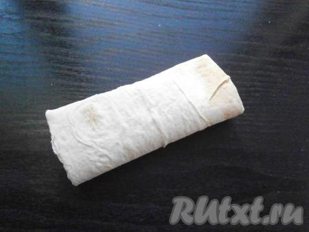 Свернуть лаваш конвертиком, подгибая вовнутрь&nbsp;все края.