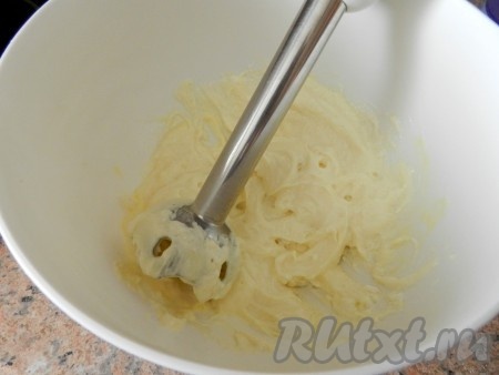 Творог растереть с яйцами, сахаром и щепоткой соли.