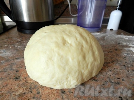Заместить мягкое эластичное тесто, не липнущее к рукам. Положить готовое творожное тесто для пирожков в миску, накрыть салфеткой и оставить на 30 минут.